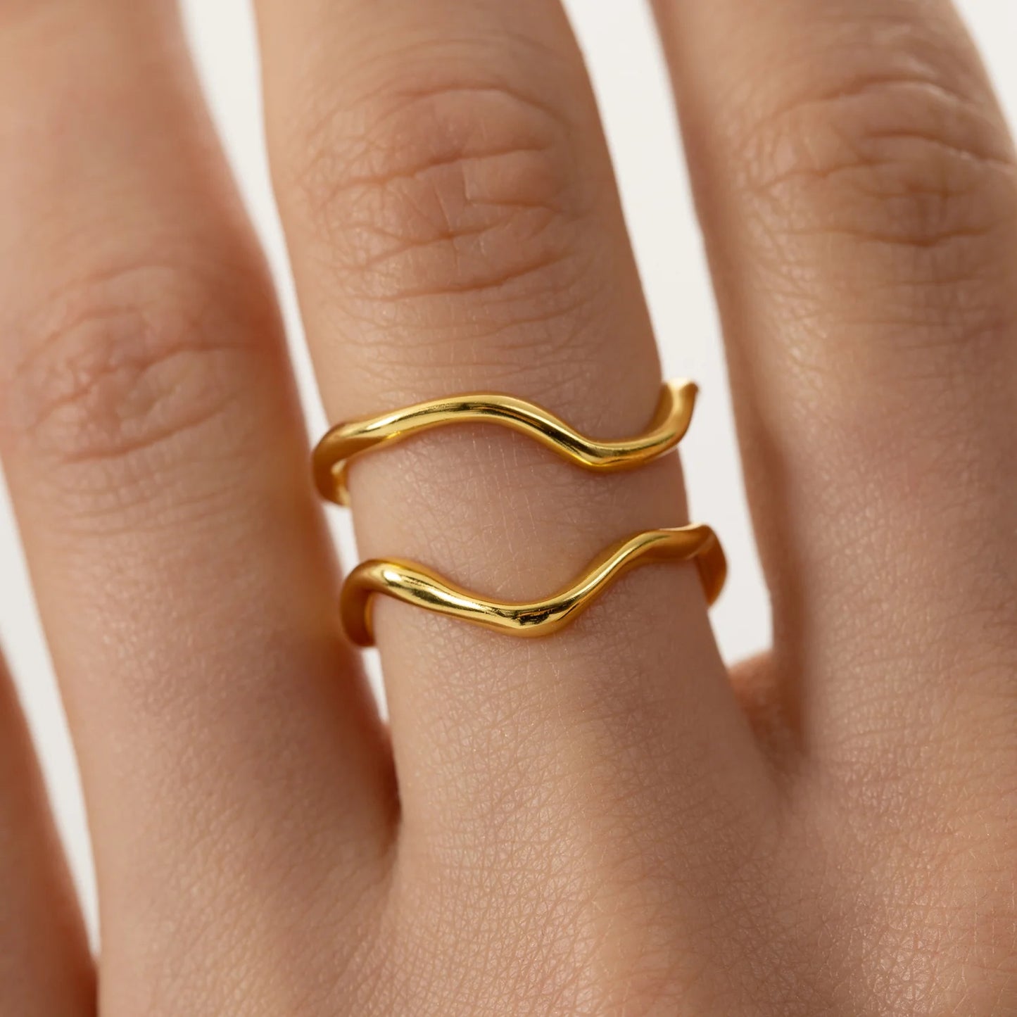 Close-up of ONEHE's resizable Polaris gold ring on a finger, showcasing elegant 18k gold-plated 925 sterling silver. Hypoallergenic, minimalist design for all occasions.