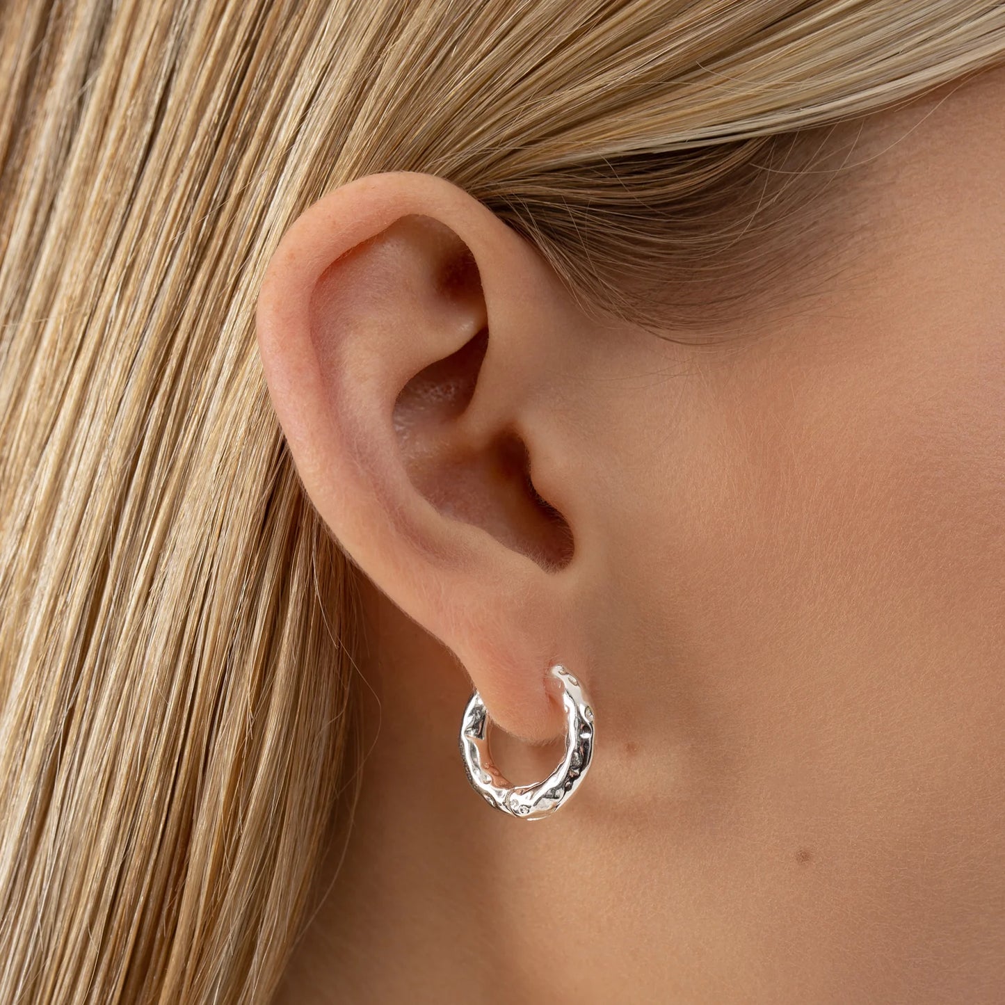 Close-up of ONEHE sustainable Hoop Earrings FRIDA in silver, made from recycled 925 sterling silver. Hypoallergenic, elegant, and minimalist design, 17 x 17 mm size, 2.9 g weight.