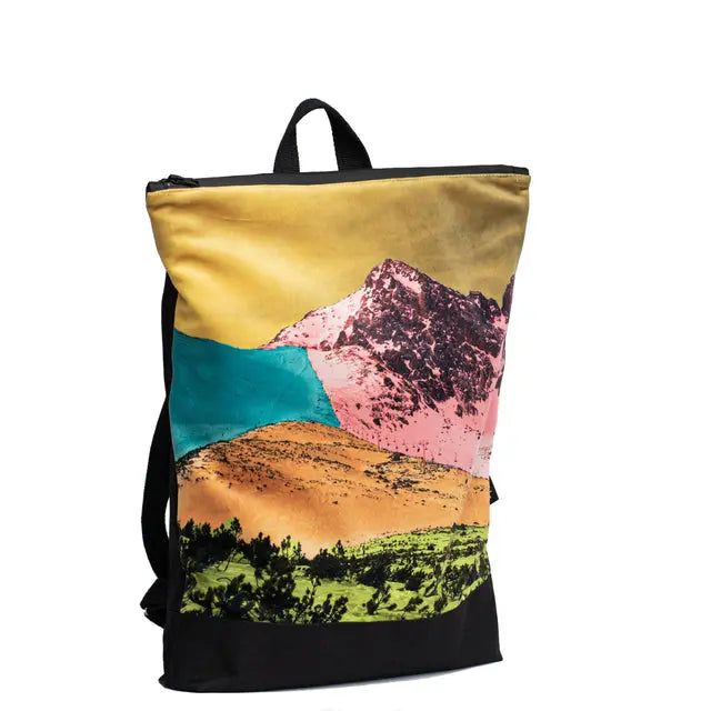 A backpack featuring a bold mountain print, ideal for daily use. Velvet top, waterproof polyester bottom, adjustable straps, laptop pocket. Dimensions: 44cm height, 36cm width.