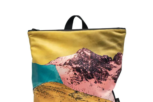 A stylish backpack featuring a bold mountain print, perfect for daily use. Made of velvet and waterproof polyester, with adjustable straps and pockets for a 13 laptop. Dimensions: 44cm x 36cm.
