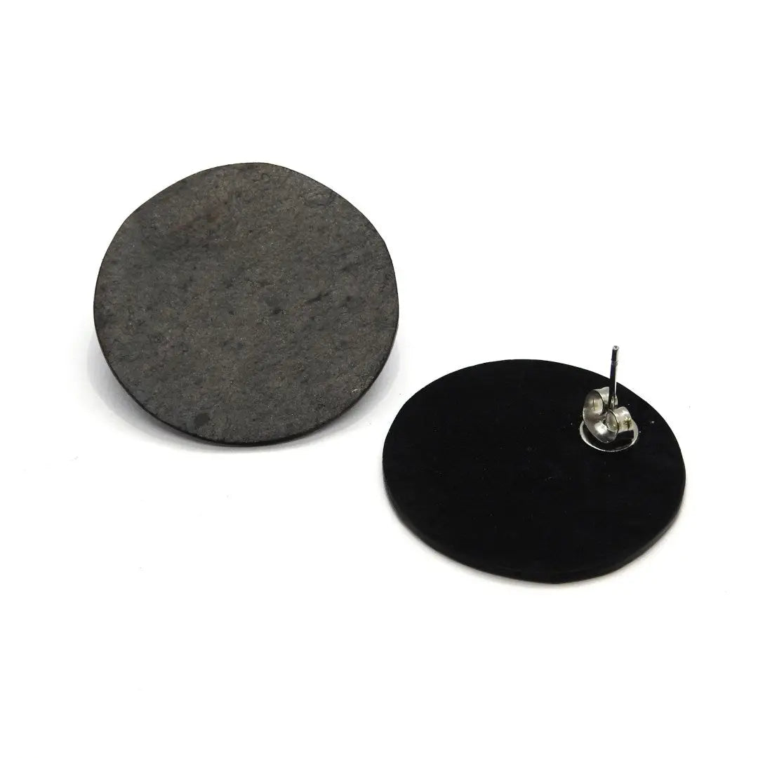 Minimalist slate and marble earrings, inspired by nature. Estonian Seif Design's Orbit Charcoal Black collection. Sustainable, recyclable materials. Made in Estonia.