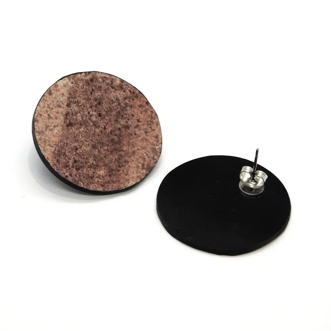 Minimalist slate and marble earrings inspired by nature, featuring round buttons with a pin and a black metal holder. Crafted by Seif Design, known for unique stone designs and sustainable practices.
