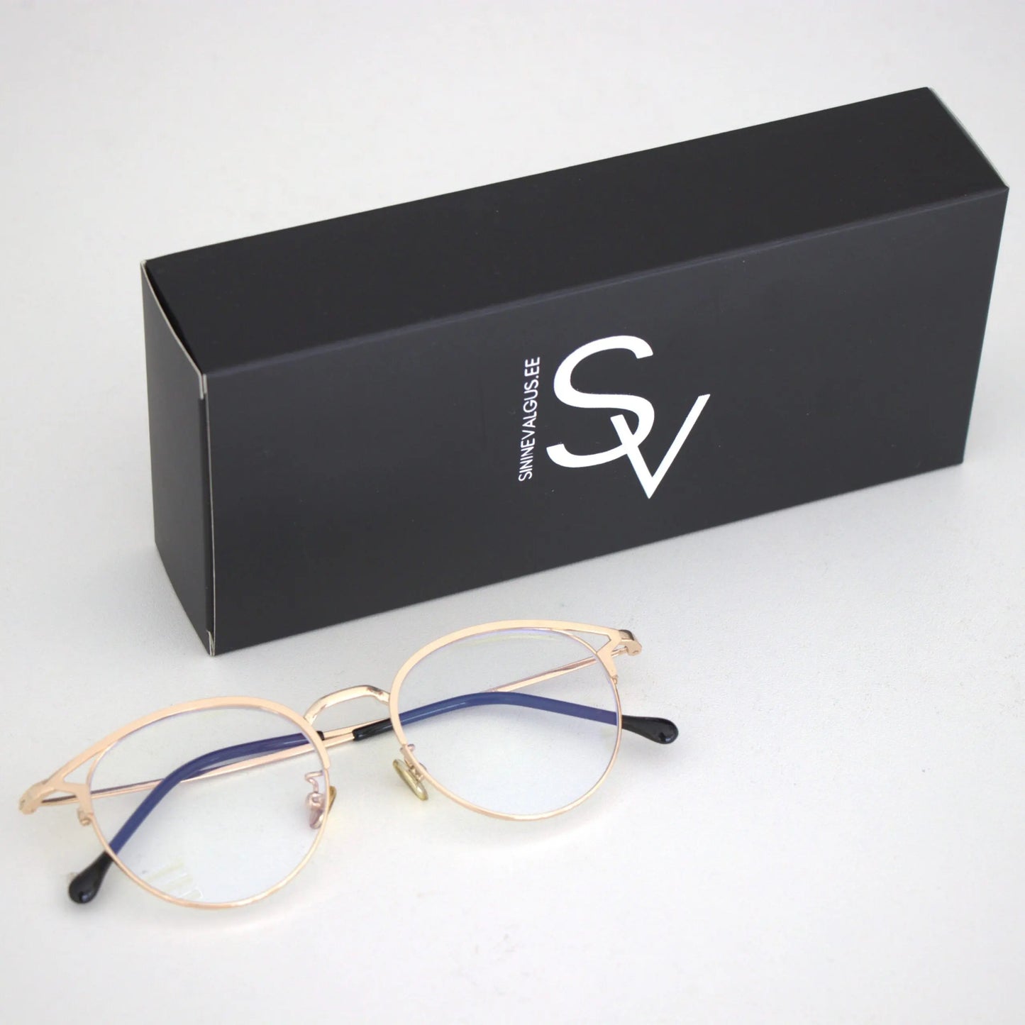 LAS VEGAS Blue Light Glasses - Gold with box, airy design, and zero-power lenses. Protects eyes from blue and UV light for screen time comfort. European brand emphasizing eye health and style.