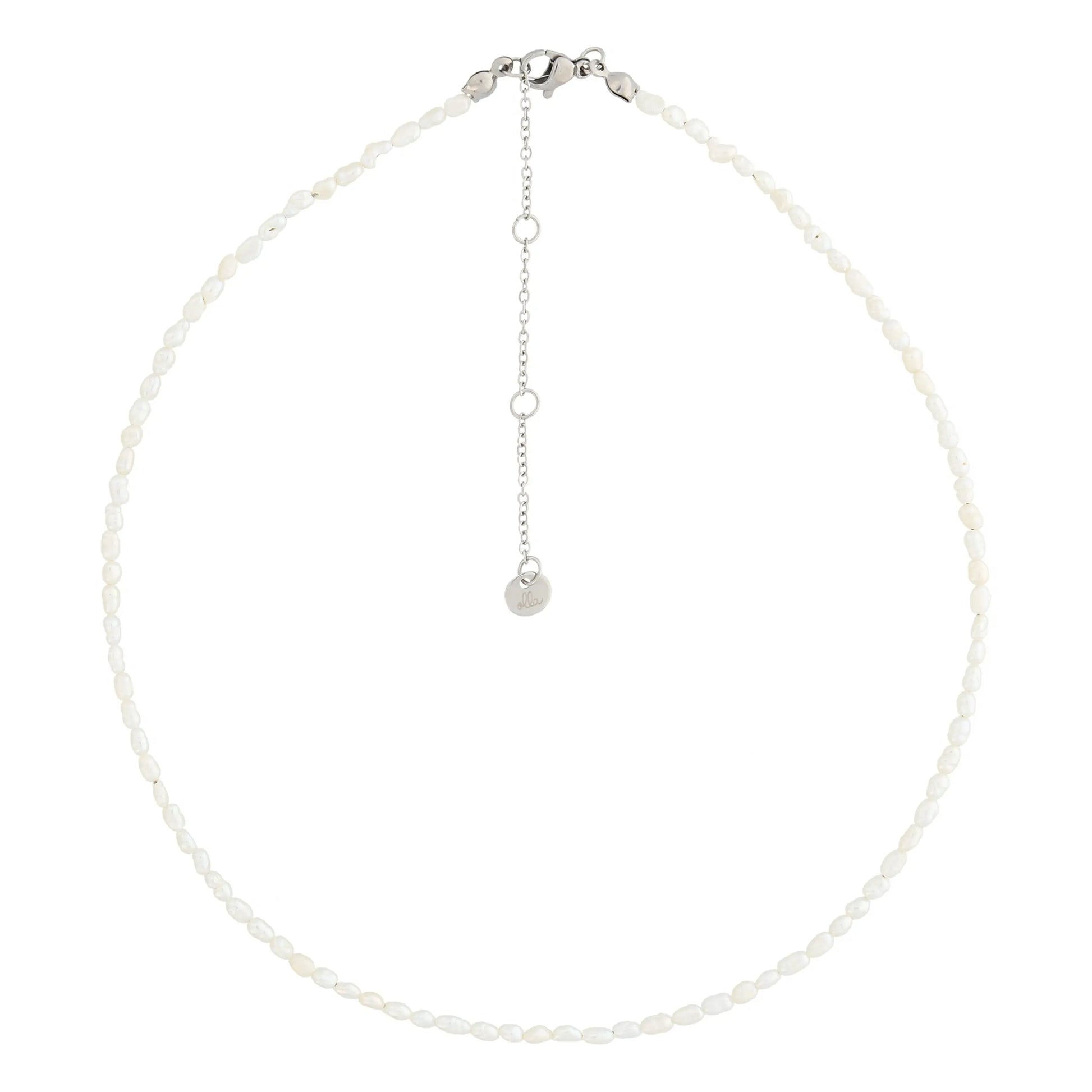 Necklace with freshwater pearls and silver chain, featuring a close-up of a silver tag. Stainless steel material, allergy-free, packaged for gifting. Length: 38 cm + 5 cm extension. Pearl size: 2-3 mm.